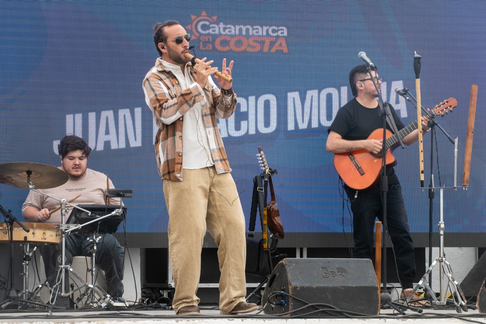 Juan Ignacio Molina tocando en vivo con músicos